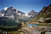 Alpe Veglia -Lago del Bianco (2157 m s.l.m.) con la vetta del monte Leone sullo sfondo. 